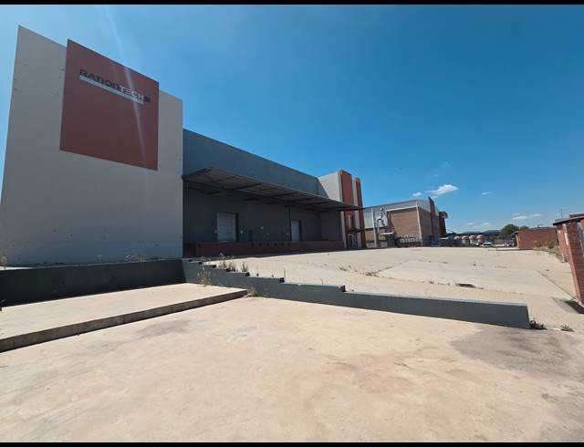 3,234M² WAREHOUSE FOR SALE IN COSMO BUSINESS PARK